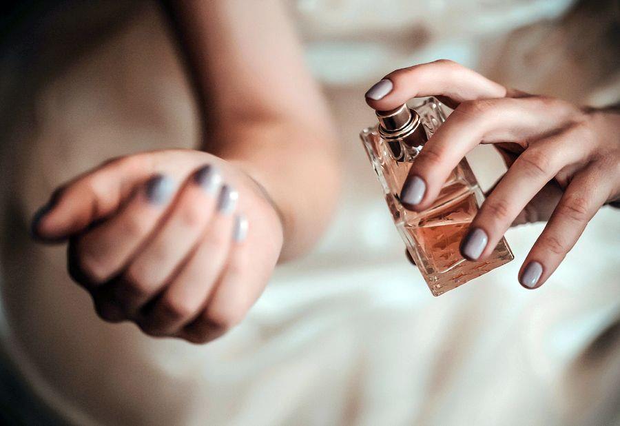 Nanošenje parfema ruka